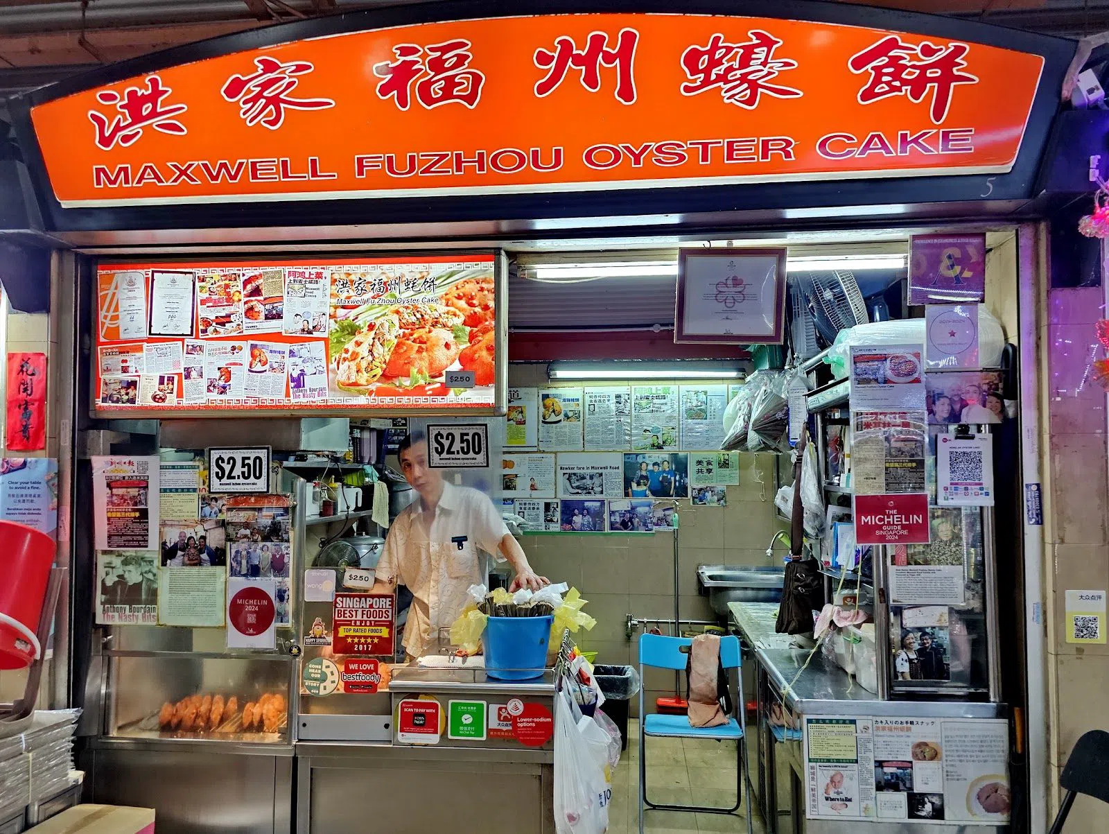 Sotto il Tubo Fluorescente: Gli Hawker Centre di Singapore e l'Anima che Custodiscono